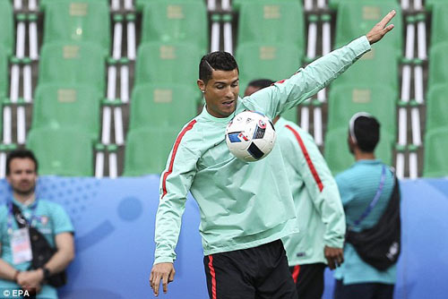 “Vua bóng đá” Pele: Ronaldo hiện tại hay hơn Messi