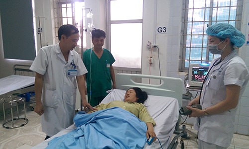 Các bác sĩ Bệnh viện Đa khoa Hà Đông thăm hỏi bệnh nhân Nga sau phẫu thuật thành công.