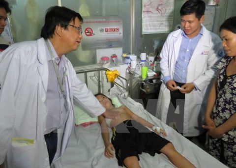 Bác sỹ Bệnh viện Nhi Đồng 1 thăm khám bệnh nhi sau khi phẫu thuật. (Ảnh: Phương Vy/TTXVN)
