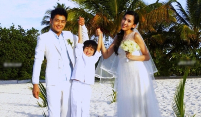
Con trai Kimi chứng kiến hôn lễ tại Bali, Indonesia của hai vợ chồng Lâm Chí Dĩnh. Nói về người bạn đời của mình, Lâm Chí Dĩnh luôn dành những lời ngọt ngào nhất. Anh biết ơn sự hi sinh của cô và đặc biệt là sức chịu đựng của cô khi quyết tâm gắn bó với một người nhiều fan nữ như anh.
