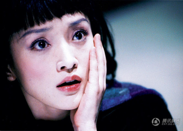 
Ở tuổi 42, Châu Tấn vẫn trẻ trung và đầy năng lượng. Đạo diễn Phùng Tiểu Cương đánh giá cô là nữ diễn viên xuất sắc nhất Trung Quốc hiện tại bởi không chỉ tài năng mà còn bởi nhiệt huyết của cô trên phim trường.
