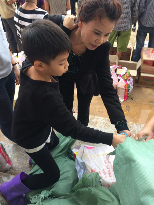 Xúc động cảnh con trai 6 tuổi của Hà Hồ giúp đỡ bà con vùng lũ - 2