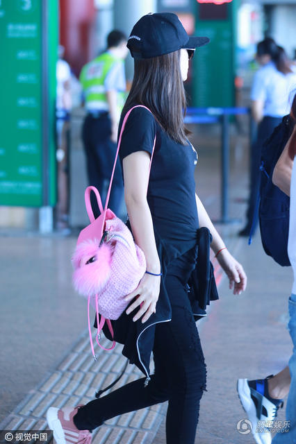 
Lâm Tâm Như thu hút sự chú ý của giới săn tin và người hâm mộ khi xuất hiện ở sân bay, ngày 24/10. Nữ diễn viên xinh đẹp xứ Đài trông vô cùng gọn gàng trong bộ trang phục màu đen dù cô đang mang thai.

