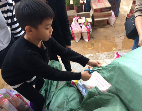 Xúc động cảnh con trai 6 tuổi của Hà Hồ giúp đỡ bà con vùng lũ - 1