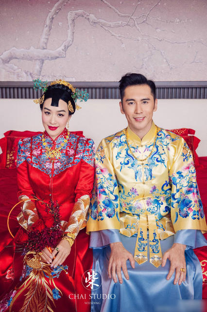 
Chung Lệ Đề và bạn trai kém cô 12 tuổi đính hôn vào đầu tháng 6/2016 và hôn lễ của họ diễn ra vào trong những ngày đầu tháng 11/2016.

