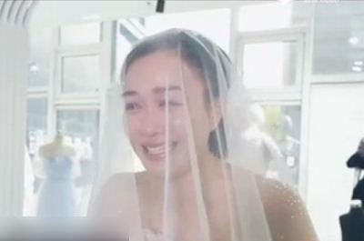 
Dù đã lên xe hoa hai lần trước nhưng Chung Lệ Đề vẫn rất hồi hộp khi thử váy cưới. Cô mong muốn có một lễ thành hôn thật giản dị và ấm cúng bên chàng người yêu kém 12 tuổi.
