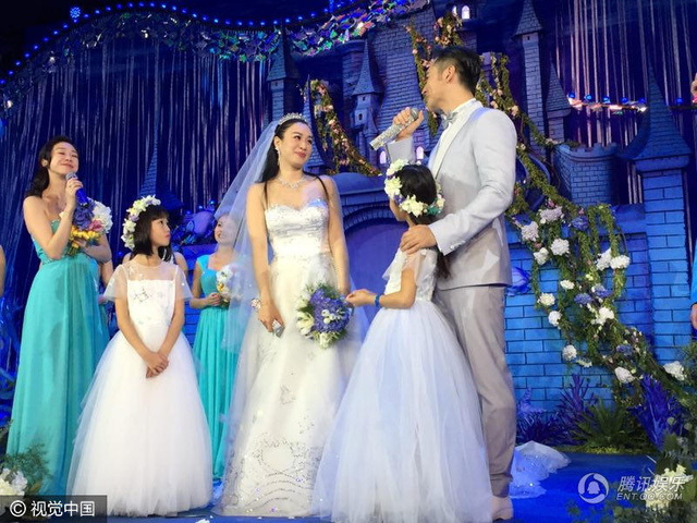 
Cả ba cô con gái đều xuất hiện trong đám cưới của Chung Lệ Đề và Trương Luân Thạc.
