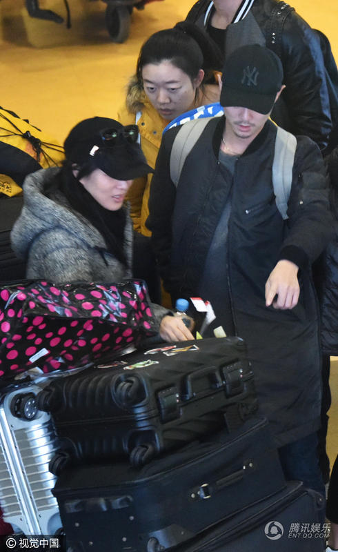 
Chung Lệ Đề và chồng trẻ thu hút sự chú ý của truyền thông khi xuất hiện tại sân bay Bắc Kinh, ngày 10/1. Cả hai mặc rất giản dị nhưng vẫn khá nhiều người nhận ra họ.

