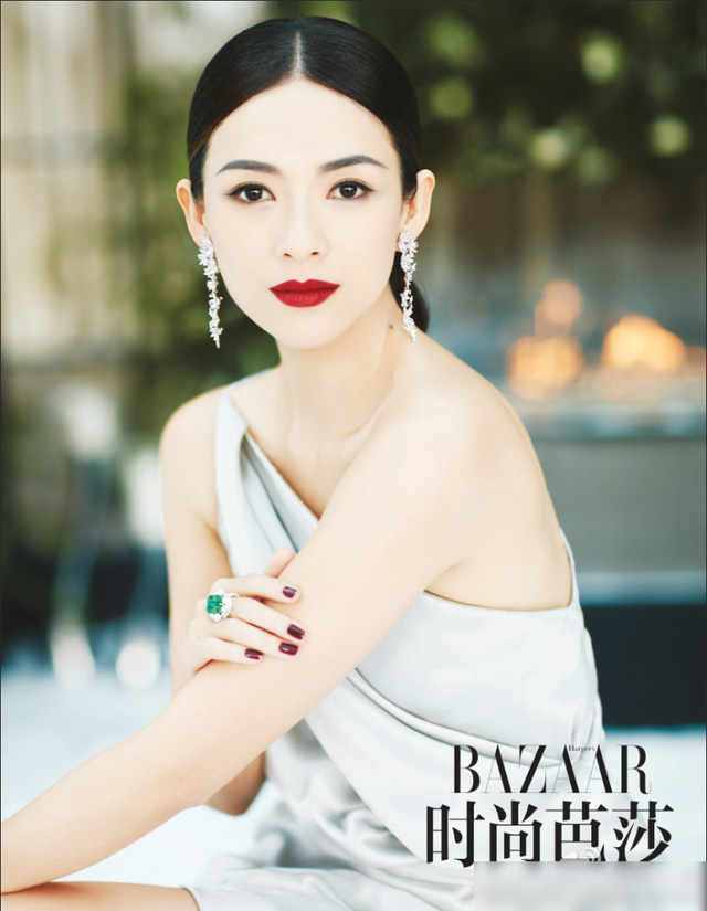 
Chương Tử Di khoe làn da trắng mịn và gương mặt thanh tú trên tạp chí Harpers Bazaar, số tháng 11/2016.
