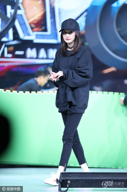 
Dương Mịch xuất hiện tại buổi tổng duyệt chương trình, ngày 13/11 tại Bắc Kinh, Trung Quốc. Nữ diễn viên xinh đpẹ mặc khá giản dị với quần jeans và áo nỉ rộng thùng thình. Gương mặt của cô dù được trang điểm đậm nhưng không che hết được vẻ mệt mỏi.
