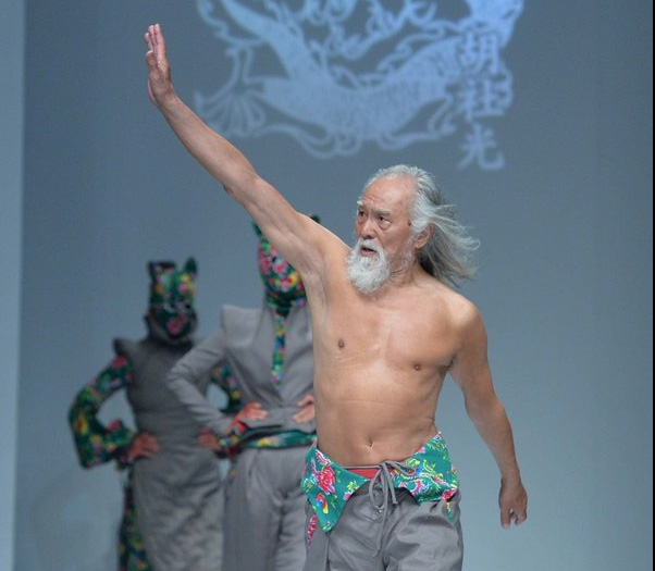 
Ở tuổi 80, ông Wang Deshun bắt đầu thử sức với công việc của một người mẫu thời trang.
