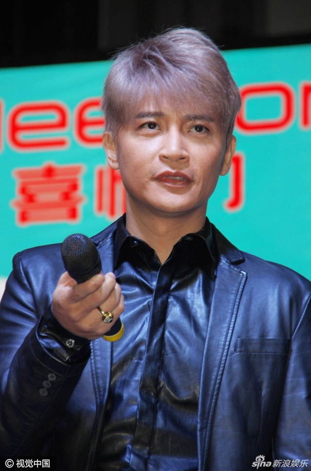 
Trần Chí Bằng trông khác lạ khi tham dự một sự kiện ngày 27/11.
