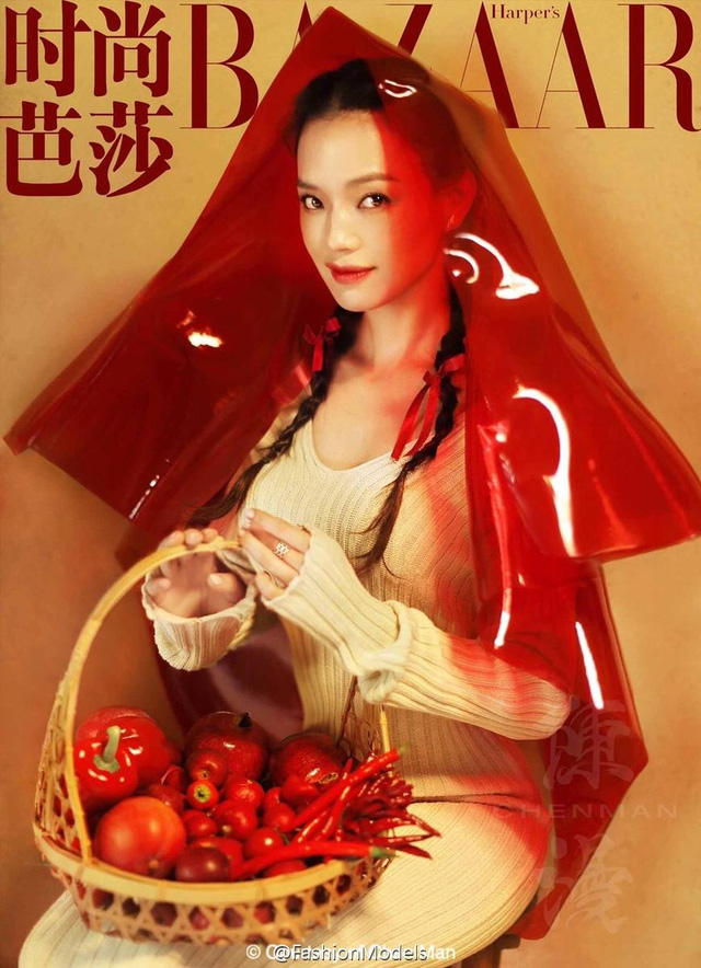 
Thư Kỳ là gương mặt trang bìa trên tạp chí Harpers Bazaar (Trung Quốc), số tháng 12/2016. Đây là bộ ảnh đầu tiên mà cô thực hiện kể từ khi làm đám cưới bí mật với bạn thân Phùng Đức Luân vào tháng 9/2016.

