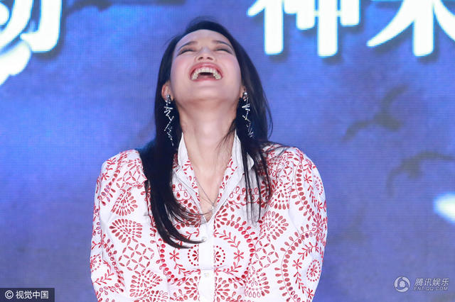 
Thư Kỳ xuất hiện tại một sự kiện ở Bắc Kinh, Trung Quốc, ngày 23/11. Đây là hình ảnh mới nhất của nữ diễn viên 40 tuổi kể từ khi làm đám cưới bí mật với bạn thân, đạo diễn kiêm diễn viên Phùng Đức Luân vào tháng 9/2016.
