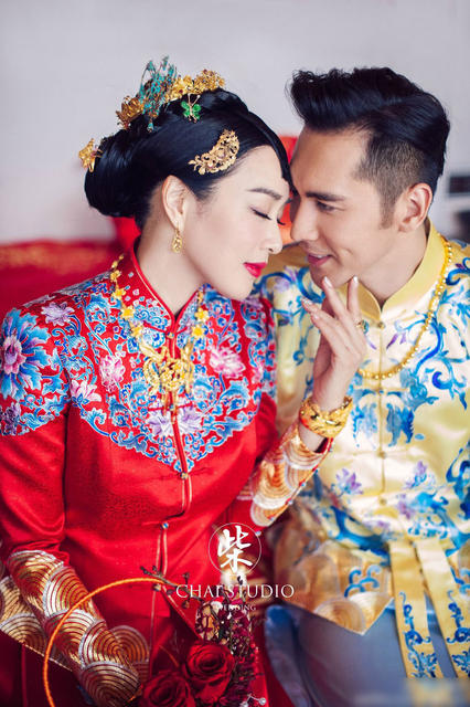 
Chung Lệ Đề và bạn trai, Trương Luân Thạc, kém cô 12 tuổi hạnh phúc bên nhau trong ngày tổ chức đám cưới.
