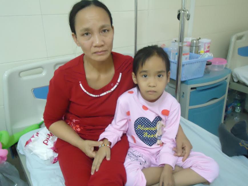 Con gái mắc bệnh ung thư hạch, bố mẹ nghèo cầu cứu