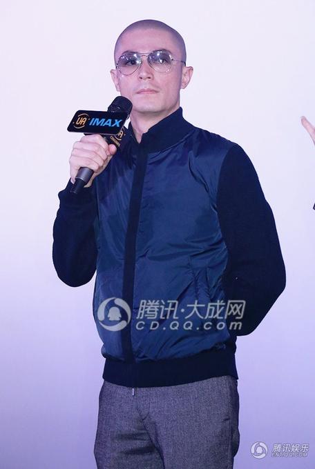 
Ngày 29/11, Hoắc Kiến Hoa góp mặt trong buổi họp báo giới thiệu bộ phim mới mà anh góp mặt tại Bắc Kinh, Trung Quốc. Nam diễn viên điển trai diện quần âu, áo khoác giản dị khi trò chuyện với người hâm mộ.

